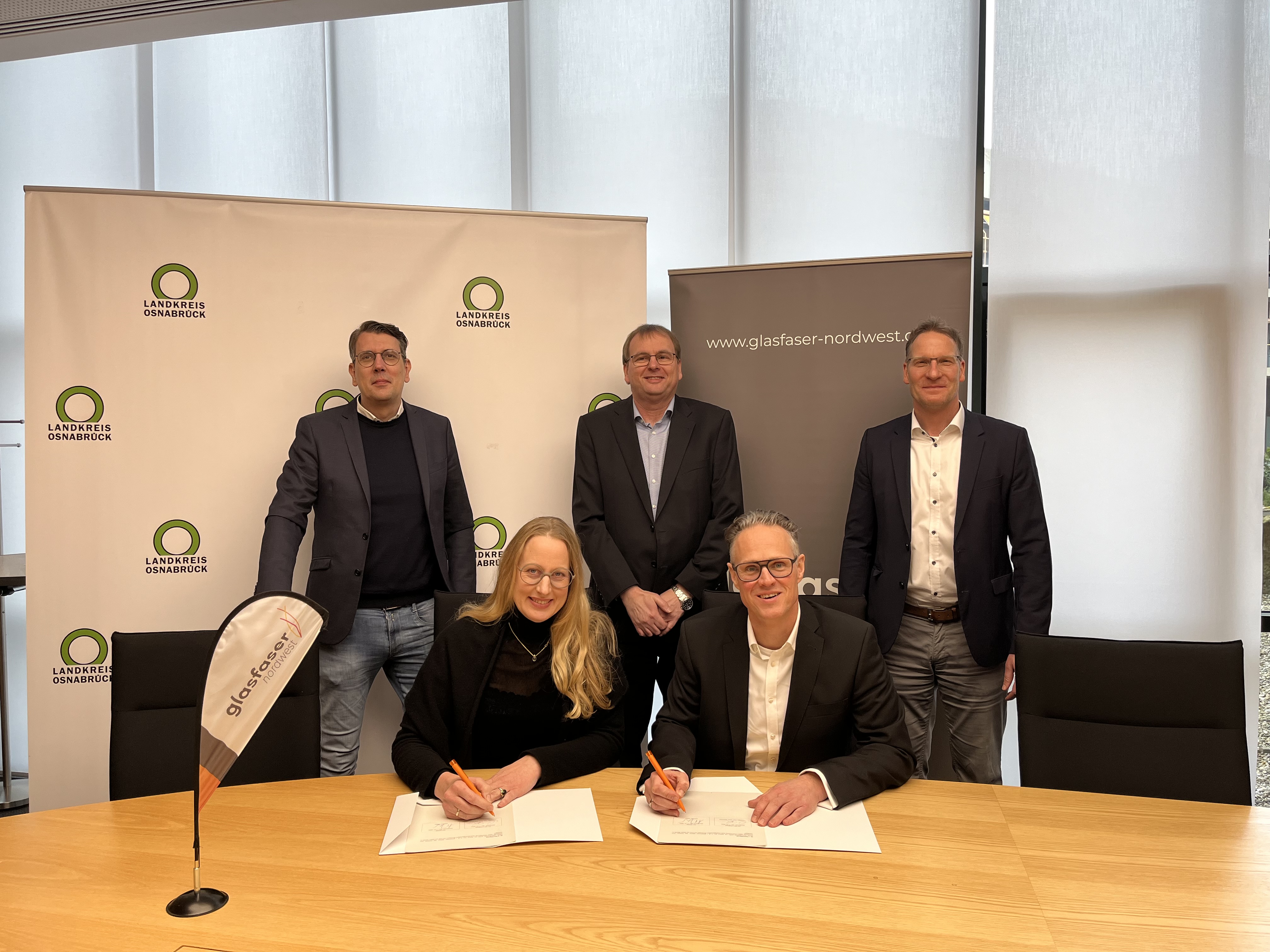 Landrätin Anna Kebschull und Andreas Mayer, Geschäftsführer von Glasfaser Nordwest, bei der Unterzeichnung des Kooperationsvertrags. (Foto: Landkreis Osnabrück)